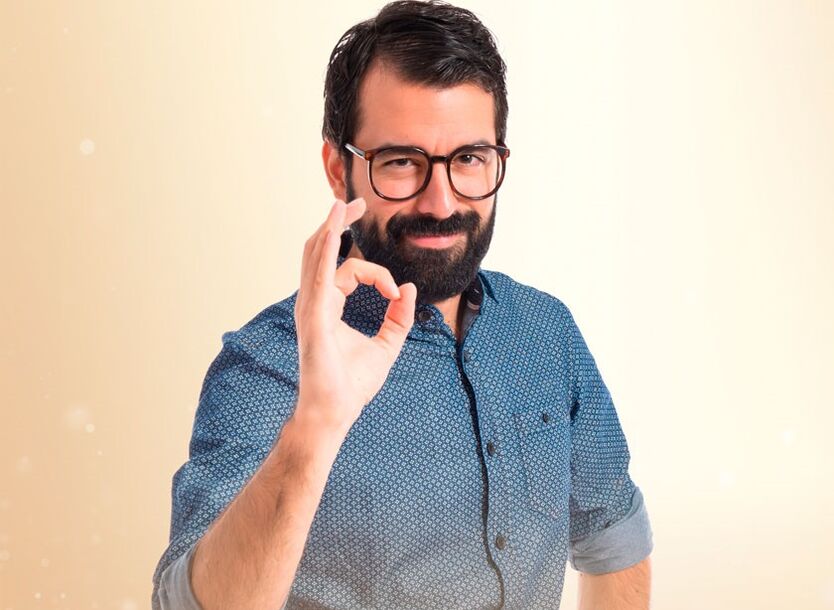 vīrietis ir apmierināts ar dzimumlocekļa palielināšanu ar sodas palīdzību