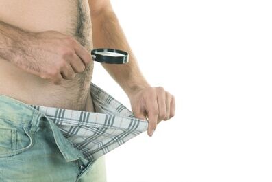 Vīrietis skatās uz savu dzimumlocekli, vēloties palielināt tā izmēru